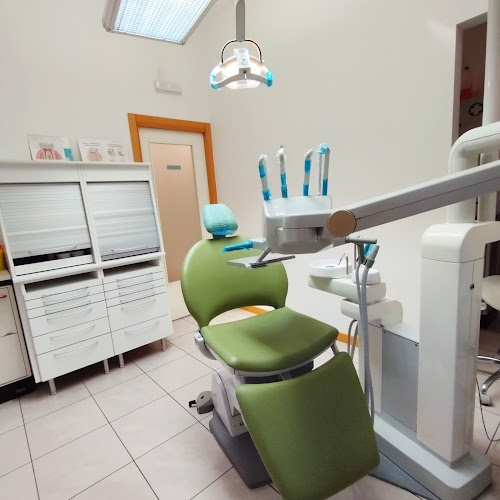 Foto Studio Dentistico Chiari Dental Sas Resp.San.Dott.sa Refatto Alessandra