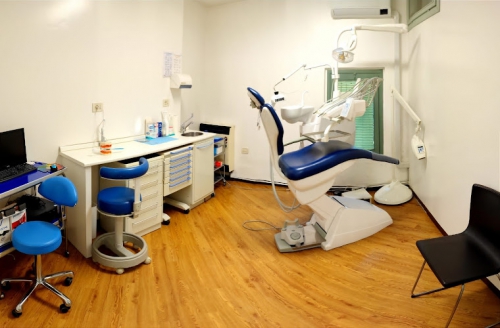Foto Studio Dentistico Etica - Rodengo Saiano- Conservativa ortodonzia implantologia e carico immediato igiene e sbiancamento
