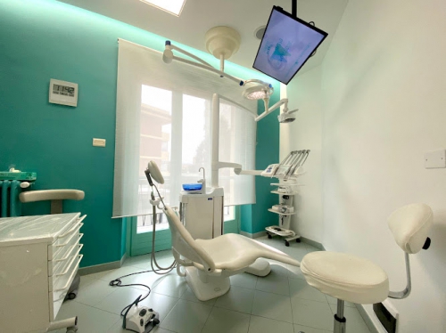 Foto DR. ROBERTO NASSISI Studio di Odontoiatria e Stomatologia Foto DR. ROBERTO NASSISI Studio di Odontoiatria e Stomatologia
