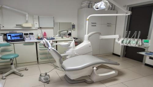Foto Studio odontoiatrico Dott. Solari Cecile - Implantologia, carie, sbiancamento